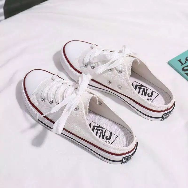 Sepatu Sneaker Converse BUSTONG White