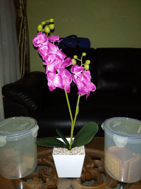 Set Bunga Plastik Anggrek1 Warna Warni Dengan Pot Melamin Putih Hexagonal Besar