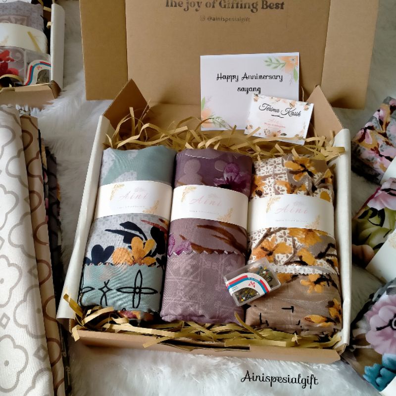 

HAMPERS GIFT BOX HADIAH KADO 3pcs jilbab motif lasercut SYARI (PAKET 10)