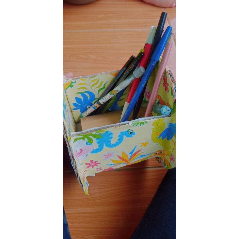 

tempat pensil dari bahan daur ulang