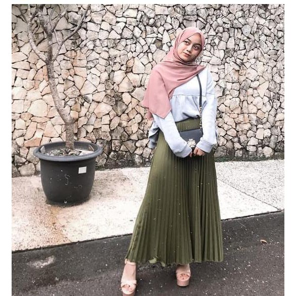 30+ Trend Terbaru Style Hijab Dengan Rok Plisket Abu Abu - Rot From View