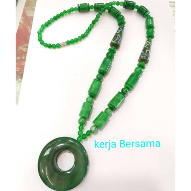 kalung batu giok dengan liontin