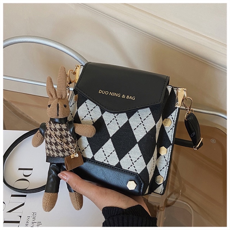 KOREAN VINTAGE SQUARE SLING BAG FREE KEY CHAIN RABBIT DOLL / TAS KULIT KOTAK / TAS KOREA SLING BAG / tas selempang kulit / tas slempang