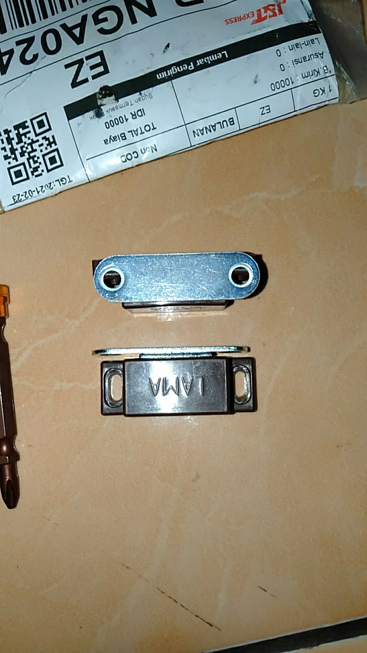 Magnit Pintu Lemari Kayu Merk Lama / Magnet Kecil Pintu Lemari Kayu