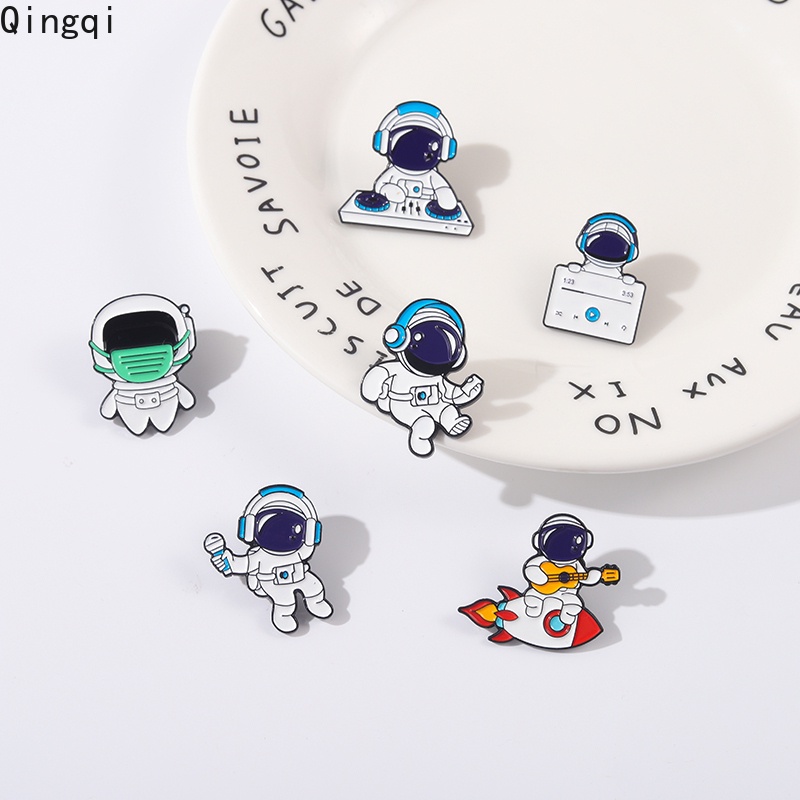 Bros Pin Enamel Bentuk Astronot / Gitar / Mikrofon / Astronot Kartun Untuk Hadiah