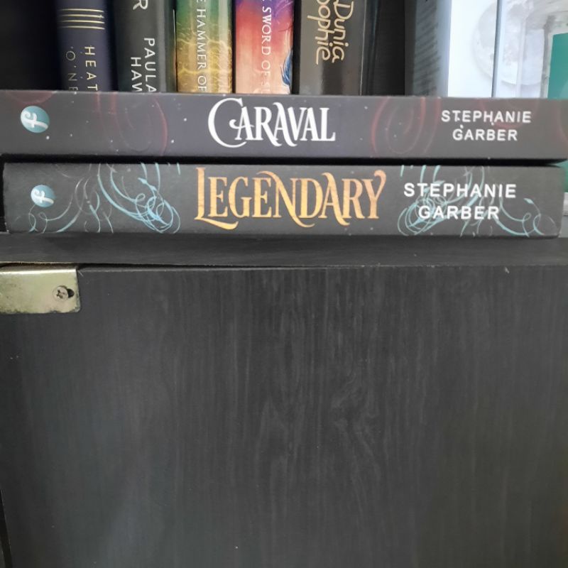 [PRELOVED] Novel Caraval & Legendary