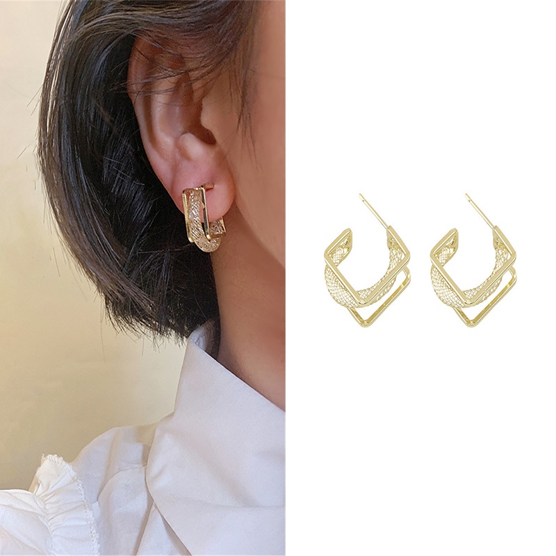 1 Pasang Anting Tusuk Desain Geometri Hollow Warna Emas Untuk Wanita