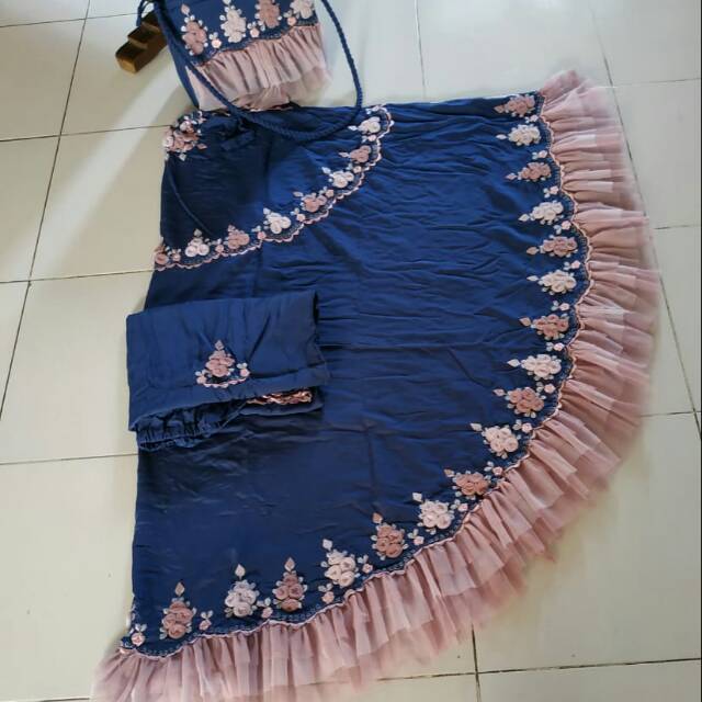 Mukena anak biru katun sutra.