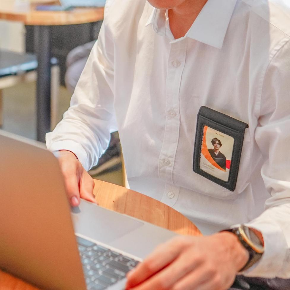 

Wallts New Helen Black - Dompet Lanyard Card Gantungan Id Card Name Tag Pria Wanita (KODE Q8381)