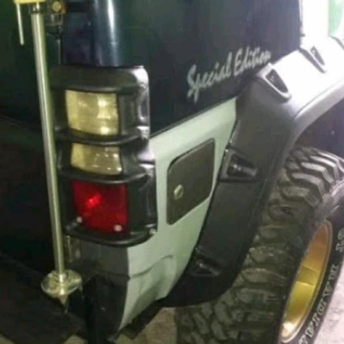 Garnis Lampu Belakang Feroza