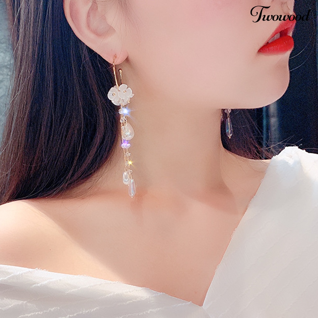 1 Pasang Anting Rumbai Desain Bunga Aksen Mutiara Berlian Imitasi Tahan Lama Untuk Wanita