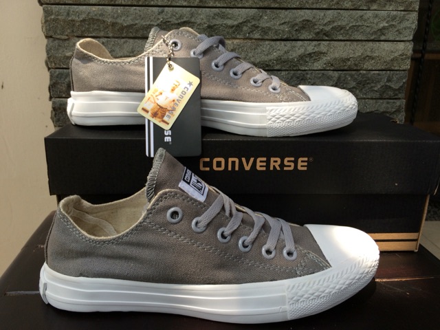 berat sepatu converse original