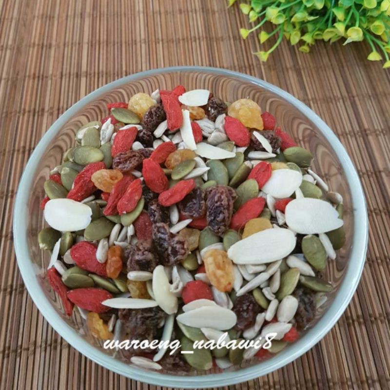 

MixSeed & Fruit / kwaci campur buah ( kwaci labu & matahari, gojibery, almond slice, kismis) 500 gr