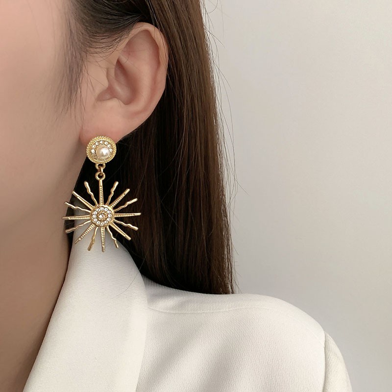 Nada Hitam Ready Stock Pengiriman Cepat Anting Klip Telinga Gadis Tanpa Tindik Anting Perempuan French Retro Classy Influencer Earrings2023 Niche Baru High-End Anting Sederhana