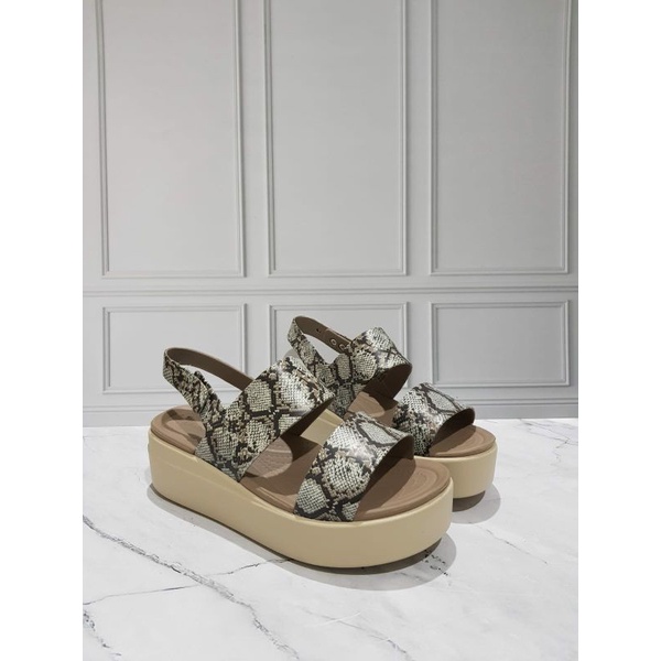 SANDAL WANITA BROOKLYN LOW WEDGES CROCS / BROOKLYN tali