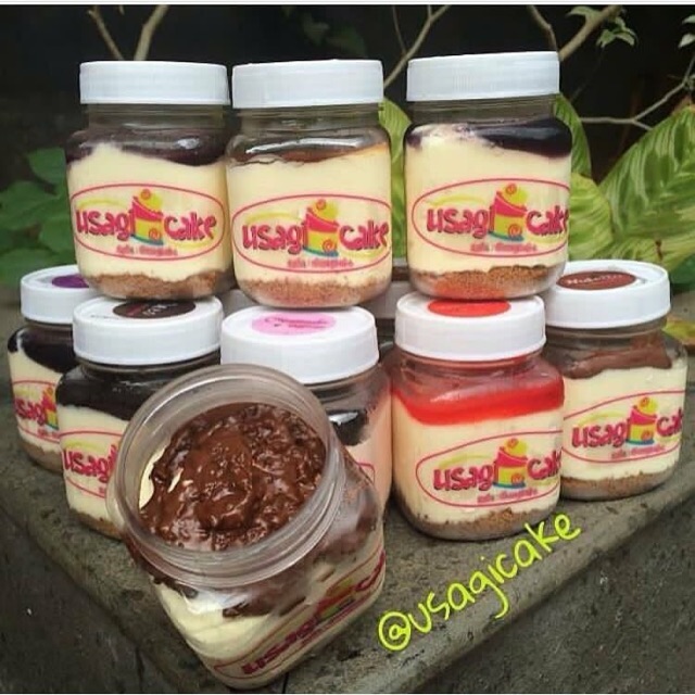 

cheesecake in a jar. crunchy cookies,cream cheese & topping.piliha. topping Nutella,Oreo,Milo,Almond