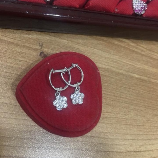 Anting jepit bulat kembang mas putih