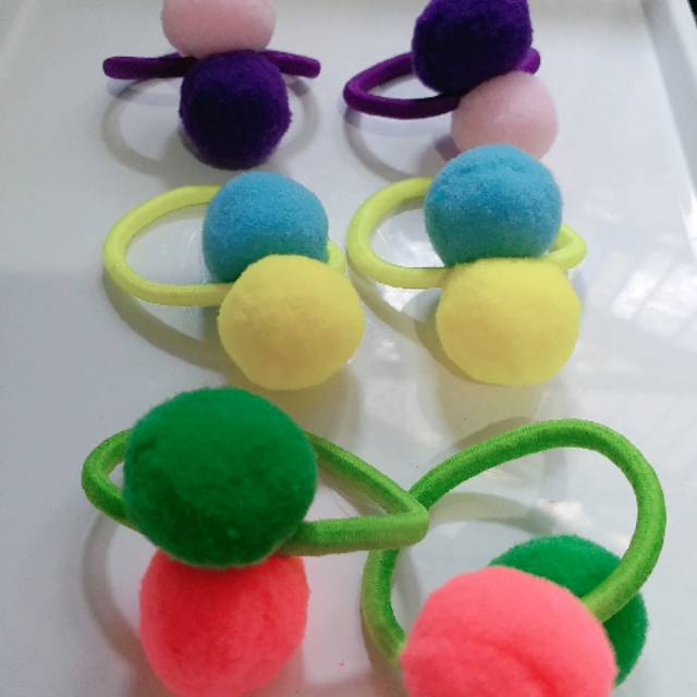 Tali rambut pom pom besar