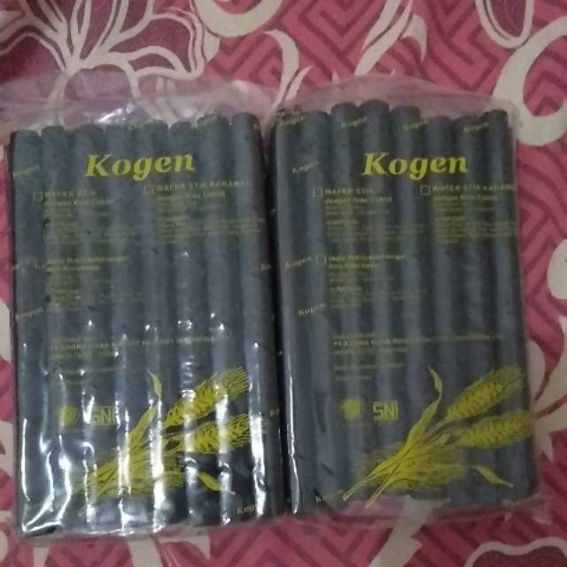 

Wafer roll cokelat dengan krim rasa vanila