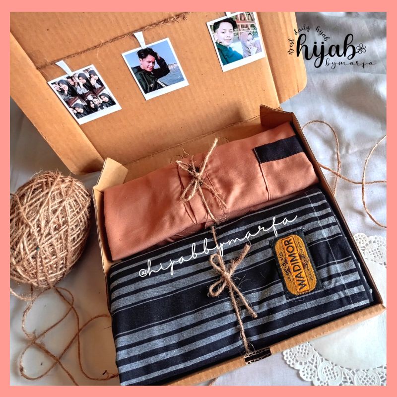 

Hampers kado cowok include sarung wadimor, koko pendek, dan foto Polaroid
