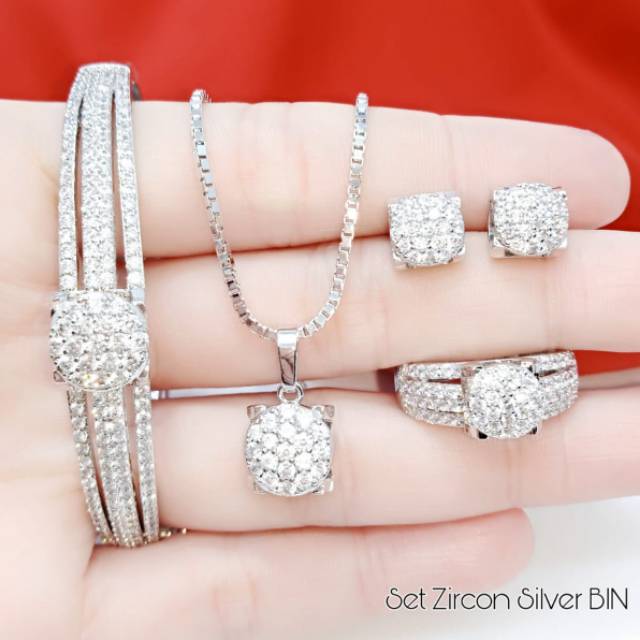 Set Perhiasan replika berlian