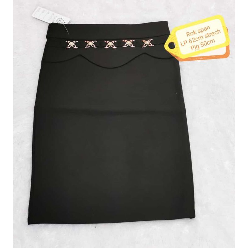 rok span hitam motif depan