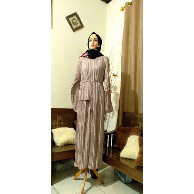 Jumpsuit plisket garis
