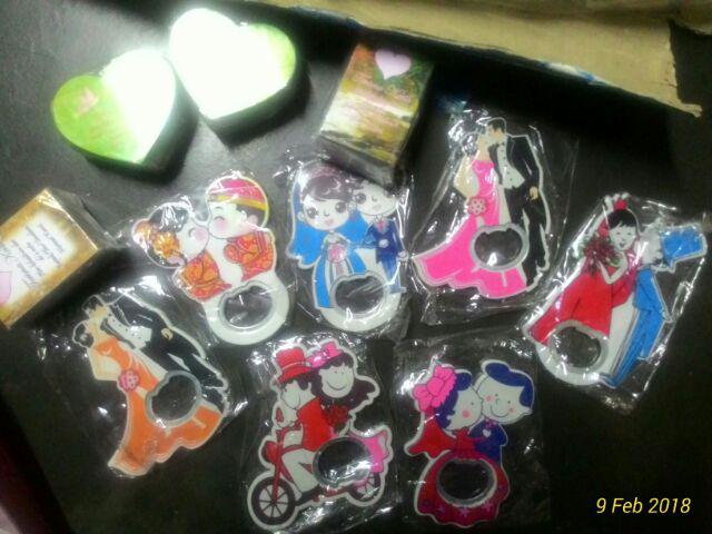 Souvenir Pernikahan Pembuka Botol Bahan Melamin Motif Pengantin