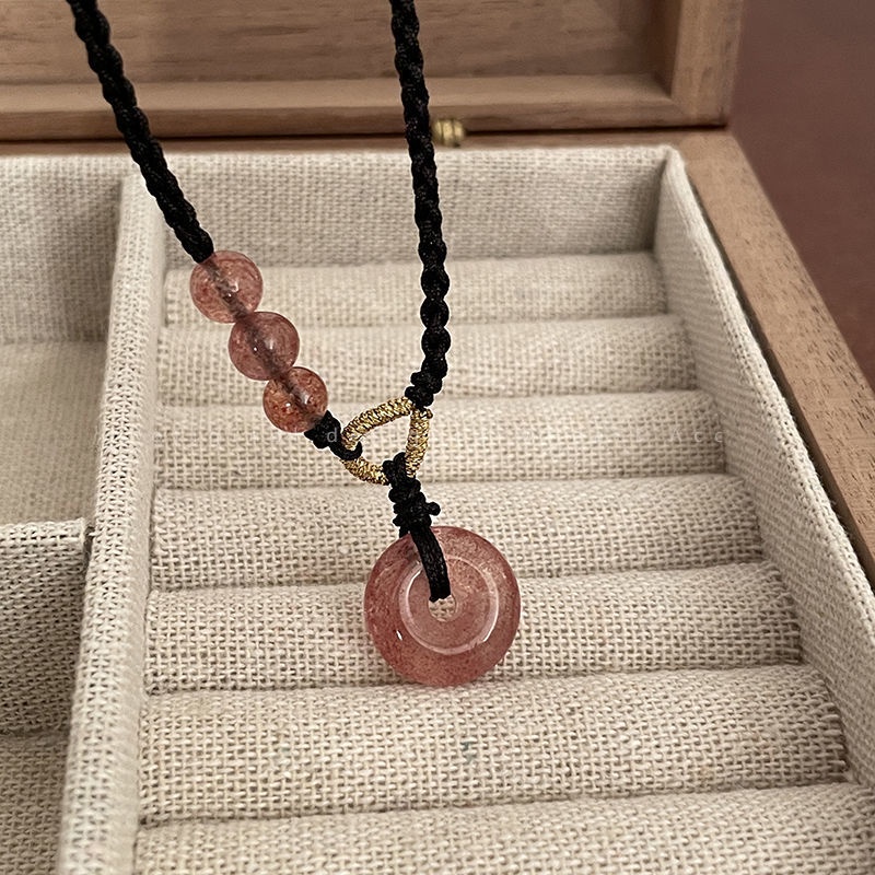 Kalung Tali Hitam Dengan Liontin Kristal Strawberry Untuk Wanita