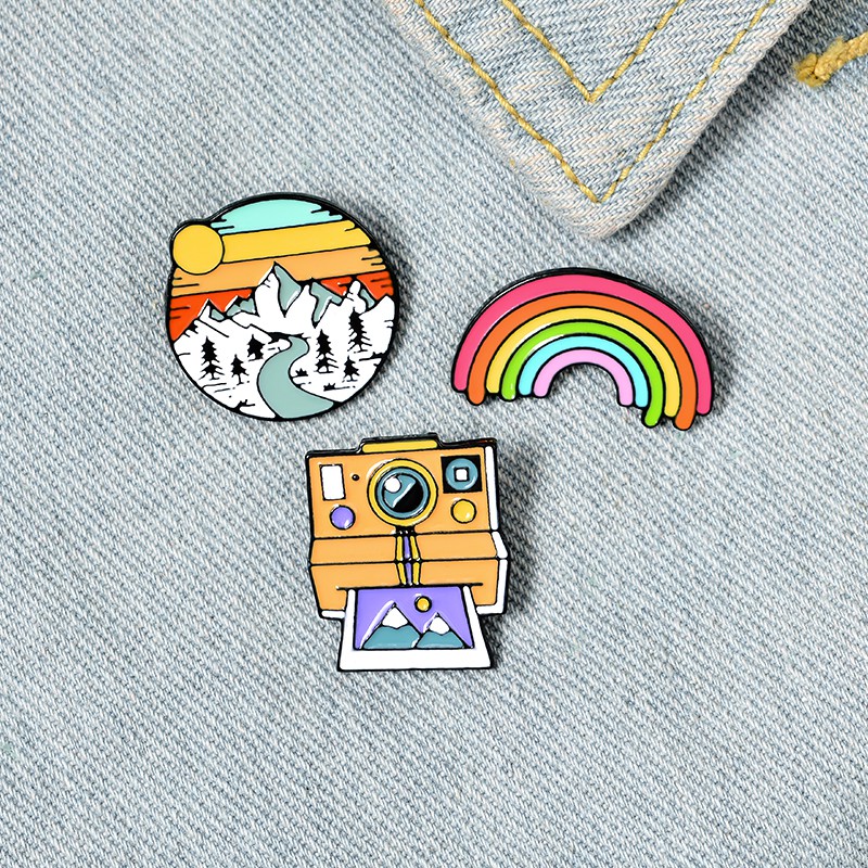 Bros Pin Enamel Desain Kamera Pelangi Gunung Matahari Terbenam Untuk Perhiasan Kerah