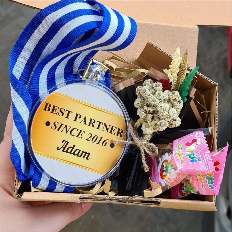Hampers Medali Custom &amp; Bunga Mini Kado Hadiah
