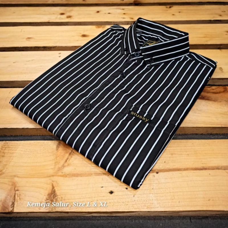 KM010-KEMEJA SALUR//KEMEJA PRIA LENGAN PENDEK//KEMEJA GARIS WARNA PUTIH-HITAM