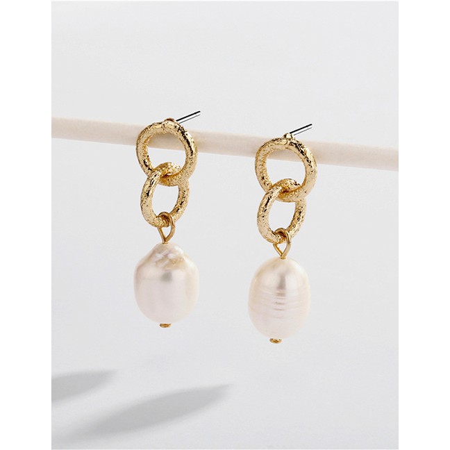 LRC Anting Tusuk Fashion Gold Beaten Circle Natural Shell Pearl Stud Earrings D28762