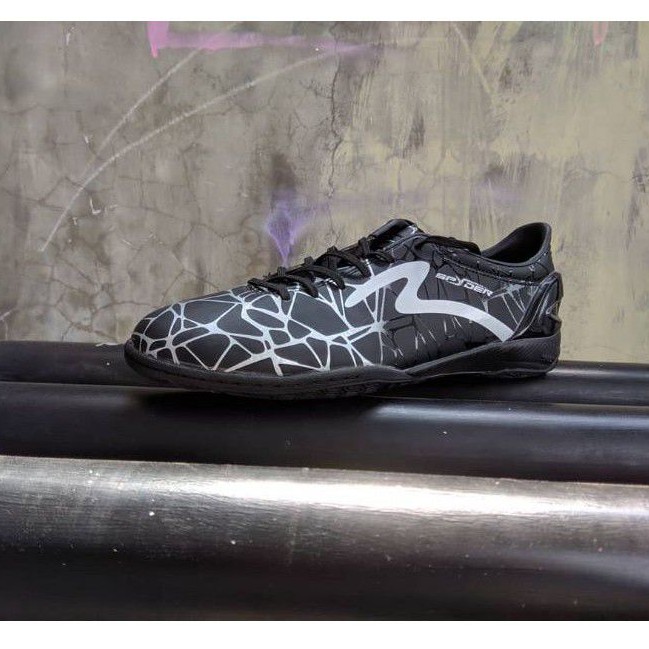 Original specs Accelerator spyder IN black silver sepatu futsal