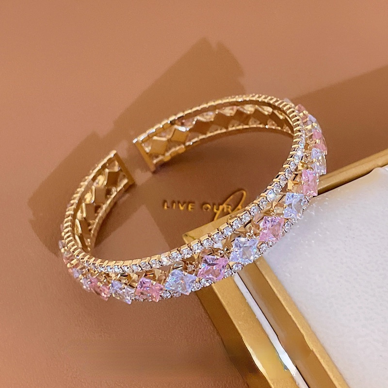 Gelang Model Terbuka Bahan Metal Aksen Berlian Zirkon Bentuk Geometris Warna Pink