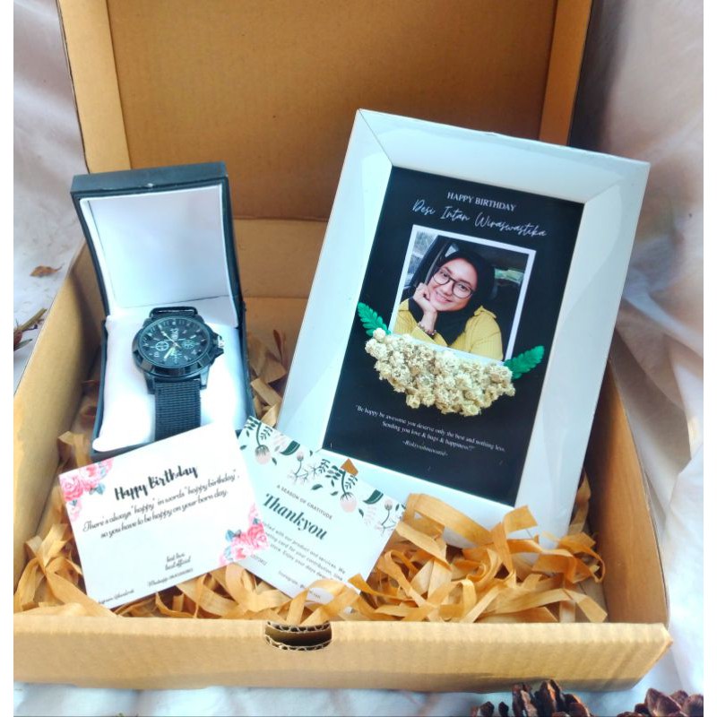 

Paket Frame/ Kado Wisuda Unik/ Kado Ulang Tahun/ Gift Box/ Flower In Frame/ Kado Wedding/Kado Custom