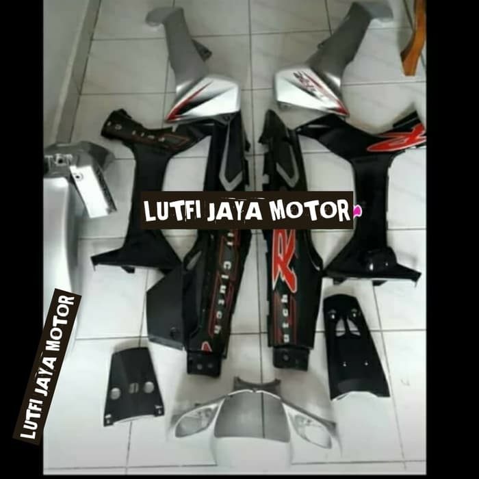 cover full body halus F1ZR hitam silver