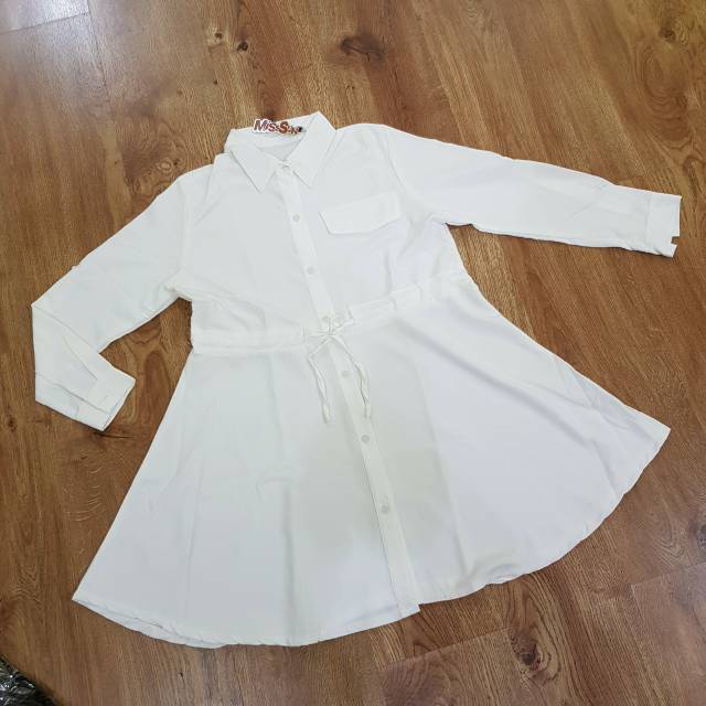 Tunik atau dress putih