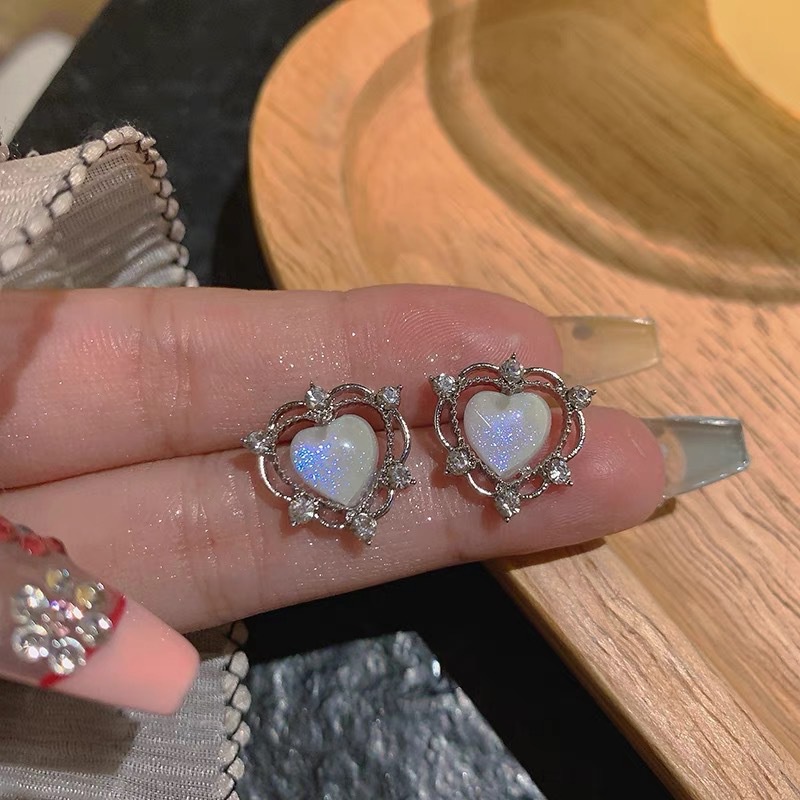 Anting Bentuk Hati Bahan Zirkon Aksen Kristal Gaya Retro Untuk Wanita