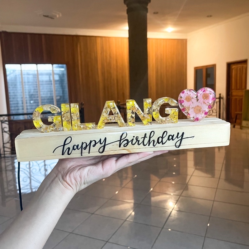 Alphabet Resin Light Stand [Hadiah Wisuda/ Ulang Tahun] Lampu Tidur Huruf Inisial Nama Bunga Kering 