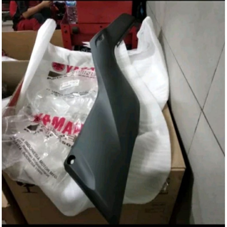 BODY SIDE COWLING DELTA CENTER RIGHT XMAX 250 KIRI HTIAM ORI YGP B74-F1711-00-P0