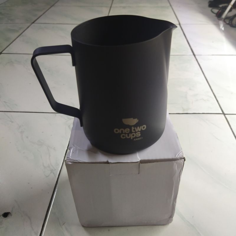 milk jug hitam 600 ml