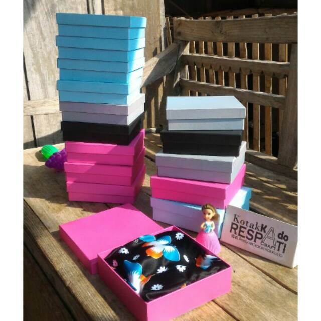 

Kotak kado 15x15 x 4 (10pc)
