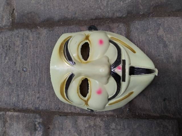 (BISA COD) TOPENG ANONYMOUS VENDETTA GUY FAWKES WARNA KUNING BAHAN PLASTIK COCOK UNTUK ANAK DEWASA