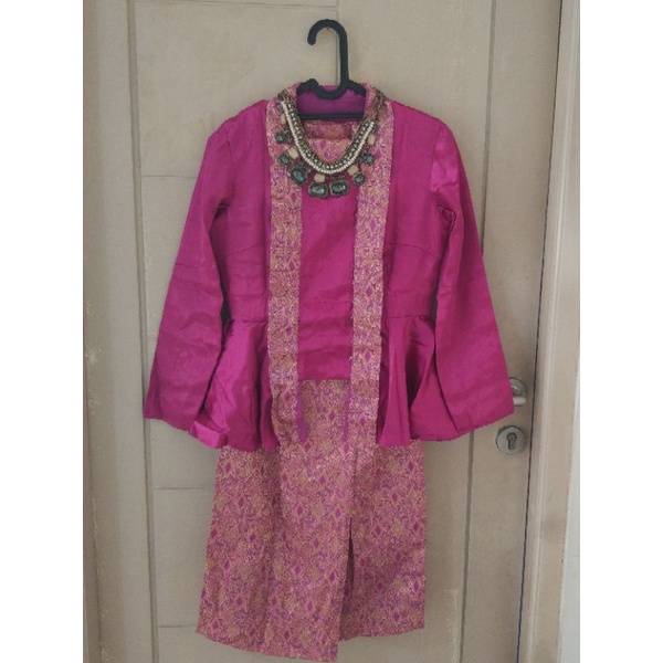 Preloved Setelan Kebaya kutubaru magenta/kebaya peplum/setelan kebaya pesta/baju kondangan