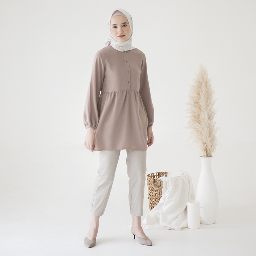 Naura by Aska Label - Atasan basic wanita blouse warna putih offwhite, biru navy, ungu lilac, abu taupe, dusty pink raspberry dengan tangan kerut dan kancing depan busui friendly