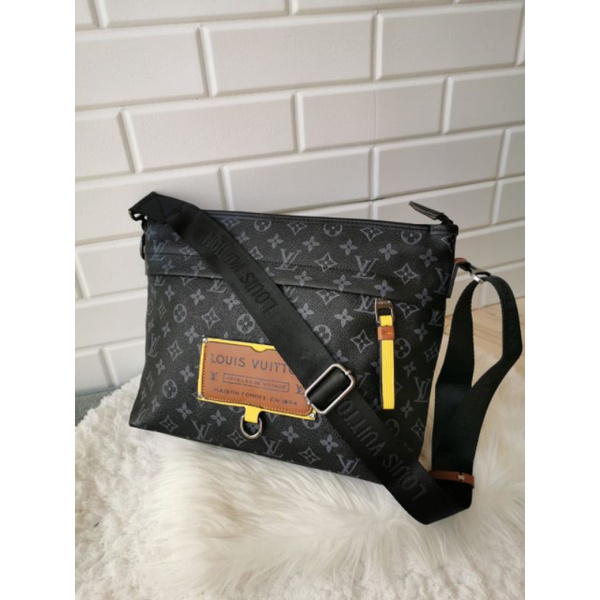 LV BESACE ZIPPEE MONOGRAM ECLIPSE SLING BAG / TAS SELEMPANG PRIA LV MONOGRAM