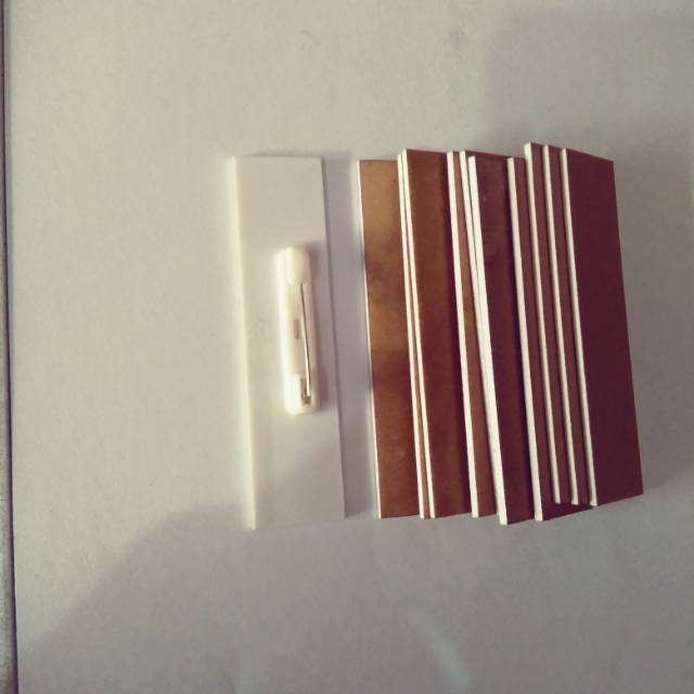 

Bahan name tag aklirik. Putih tulang ukuran 20mmx80mm. Tebsl 2 mm plus peniti