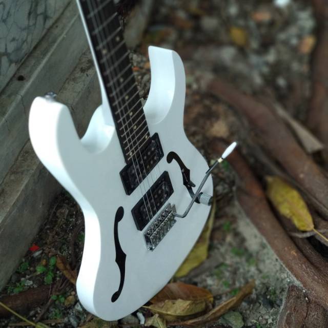 Gitar listrik elektrik ibanez pgm putih banyak bonus 