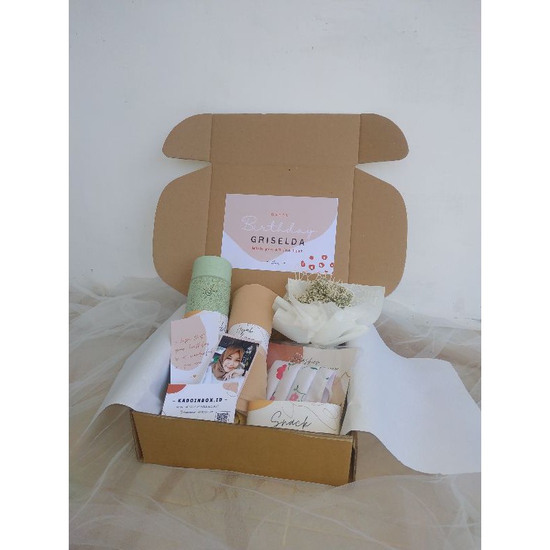 

Custom Gift Box Kadoinbox.id - Kado Wisuda - Kado Ultah - Kado Cewek